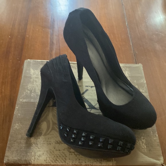 Black studded heal - Picture 2 of 5